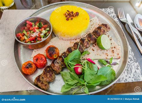  Kabab-e Kubideh:  A Tangy Symphony of Ground Meat and Aromatic Herbs Meets the Charred Embrace of an Open Flame!