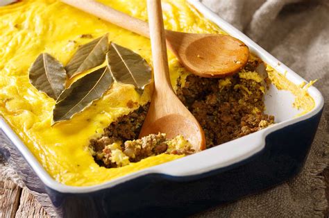  Bobotie: Indulge in a Flavorful Journey Combining Rich Spices and Creamy Custard Topping!