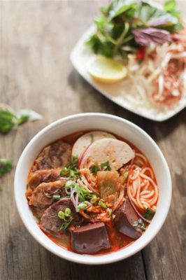  Bún Bò Huế: สัมผัสความหอมหวานของน้ำซุปเนื้อ และความเผ็ดร้อนที่ชวนลิ้นพัน!