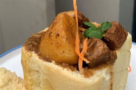  Bunny Chow! A Culinary Adventure Into Durban's Spicy Heart Through Hollowed Bread.