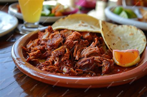  Cochinita Pibil: Savory Slow-Roasted Pork Immersed in Citrusy Achiote Perfection!