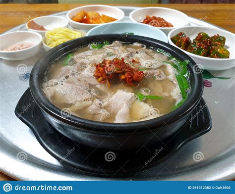  Dwaeji Gukbap: ลองชิมความนุ่มละมุนของหมูในซุปหอมหวานและเข้มข้นจากเมืองโอซา卡!