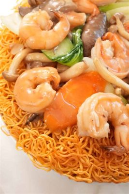  หมี่กุ้งซอสฮ่องกง! สัมผัสความหอมหวานและมันเยิ้มของบะหมี่ที่ร้อยเรียงด้วยรสชาติอันล้ำค่าของเนื้อกุ้งสด