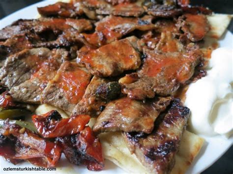  İskender Kebap:  สัมผัสความหอมละมุนของเนื้อแกะย่างและซอสแดงครีมที่เข้มข้น