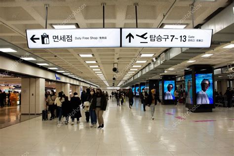 김해국제공항, 바다 위를 걷는 듯한 공항의 매력