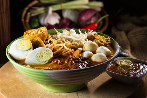  Laksa Johor! A Symphony of Spicy Coconut Broth and Delicate Noodles that Will Leave You Craving More