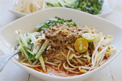  Laksa Johor:  Spice-Infused Broth Meets Creamy Coconut Milk Delight!