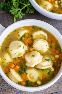  Pelmeni: สัมผัสความนุ่มละมุนของแป้งและความฉ่ำ succulent ของไส้เนื้อในซุปหอมกรุ่น!