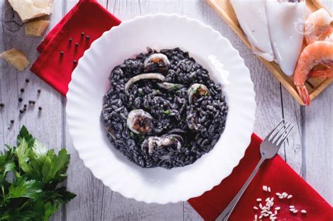  Risotto al Nero di Seppia: A Symphony of Creamy Textures and Deep Ocean Flavors