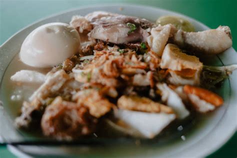   Soto Banjar: An Aromatic Symphony of Spices and Comforting Broth!